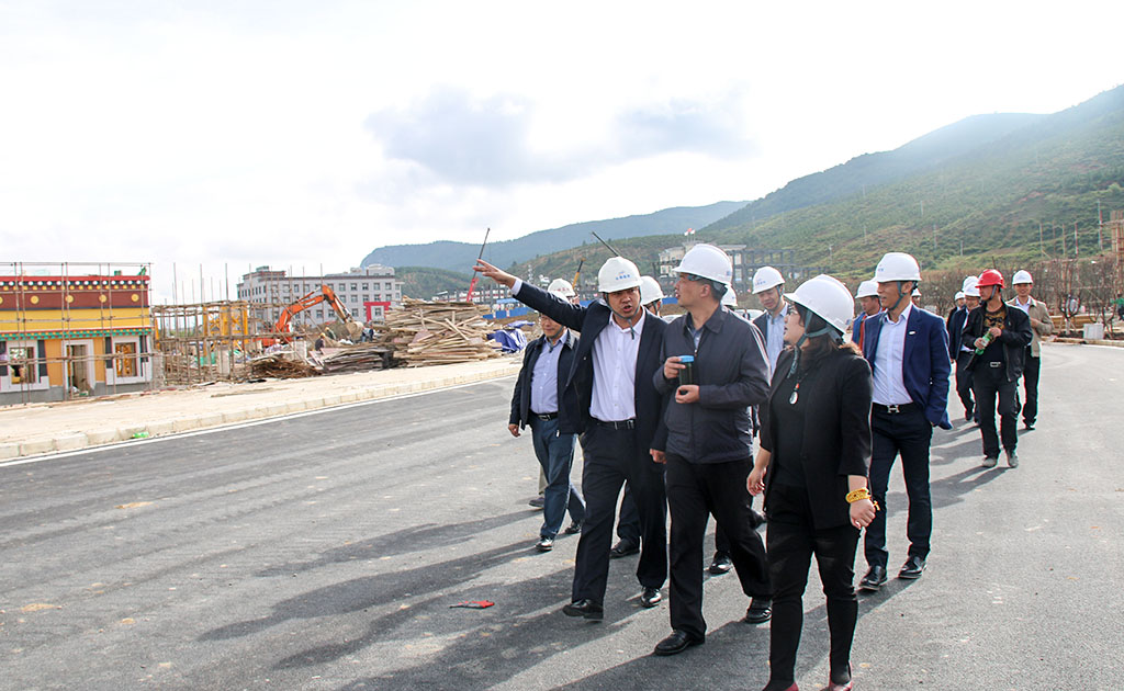 集團(tuán)副總裁黃寧到香格里拉城鎮(zhèn)化建設(shè)項(xiàng)目調(diào)研-云南能投居正產(chǎn)業(yè)投資有限公司